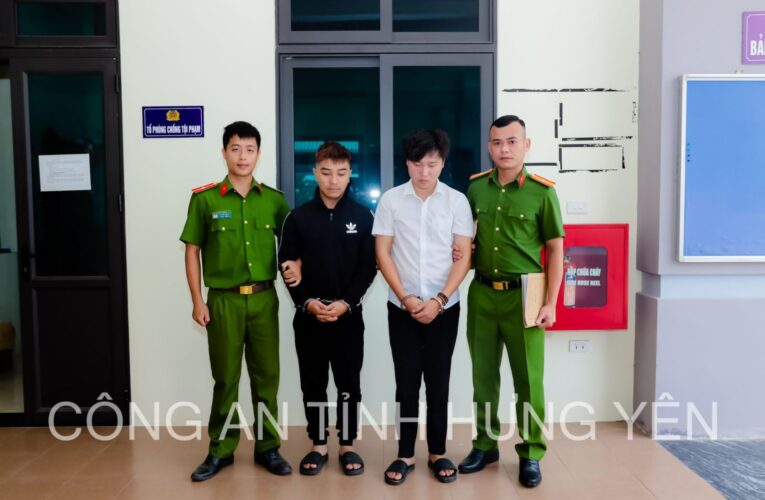 Công an xã phát hiện, bắt quả tang hai đối tượng tàng trữ 16kg pháo hoa nổ.