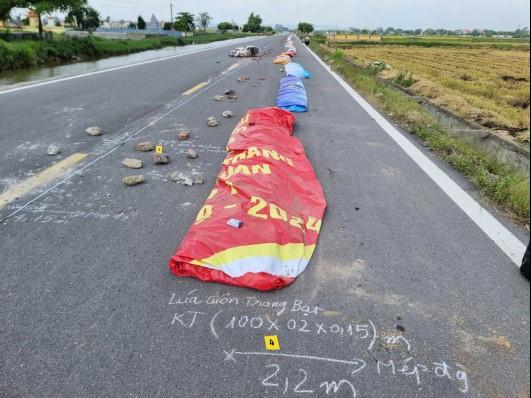 Khởi tố một phụ nữ chặn đường phơi thóc khiến người đi đường thiệt mạng