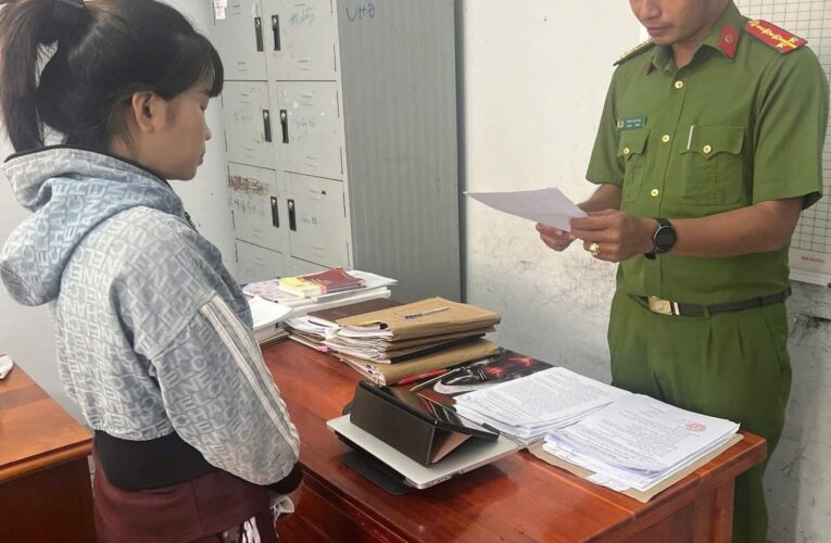 Khởi tố, cấm đi khỏi nơi cư trú với Quang Thị Hồng Đào