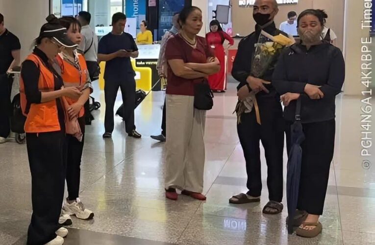 [VIDEO] Mẹ và Chồng lặng người đón vợ bầu từ Hàn Quốc về trong hủ tro…