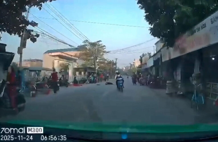 [VIDEO] 2 học sinh va chạm với cụ bà xong bỏ chạy