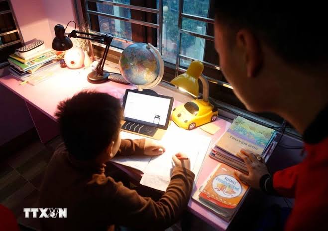 Cha mẹ cưỡng ép con học quá sức bị phạt tới 10 triệu đồng