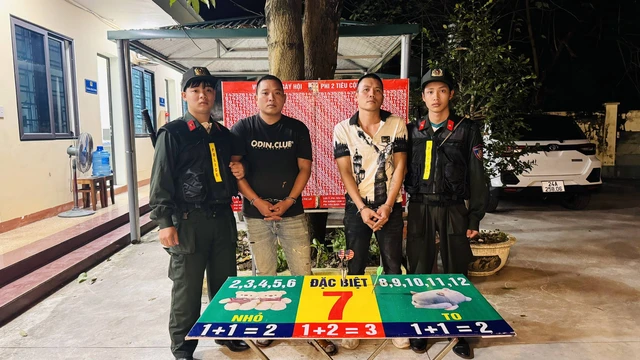 Chơi trò phi tiêu ăn tiền tại hội chợ, 2 nam thanh niên bị bắt vì hành vi đánh bạc