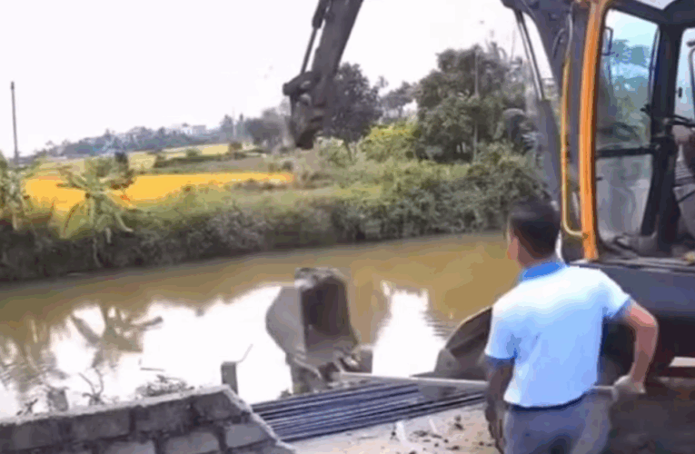 [VIDEO] Sự cố tại công trường: Nhắc lại tầm quan trọng của khoảng cách an toàn khi làm việc với máy xúc