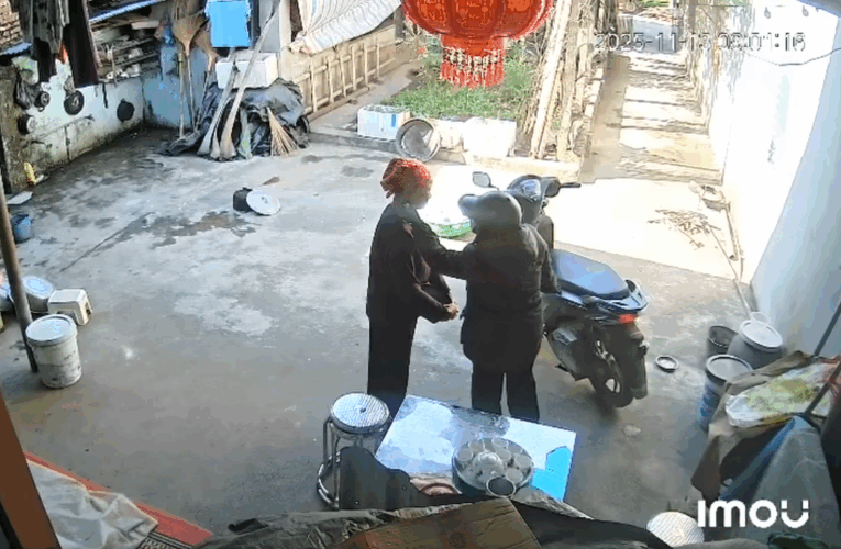 [VIDEO] Hưng Nhân: Người lạ tiếp cận, xin xem bông tai rồi lấy luôn!