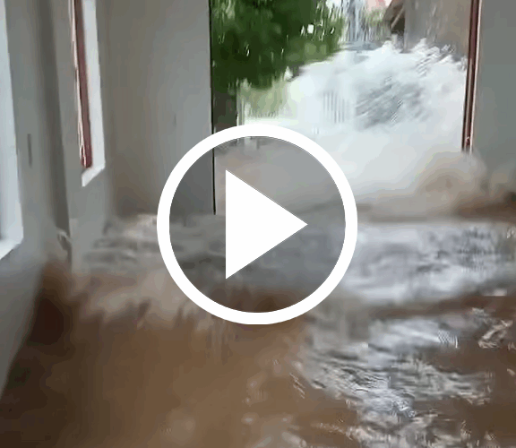 Thước phim chân thực nhất về bão lũ ở miền Trung hiện tại – hơn cả sóng đánh ngoài biển nữa…