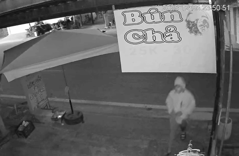 [VIDEO] THANH NIÊN VÀO NHÀ DÂN T.RỘM QUẦN LÓT Ở HƯNG HÀ