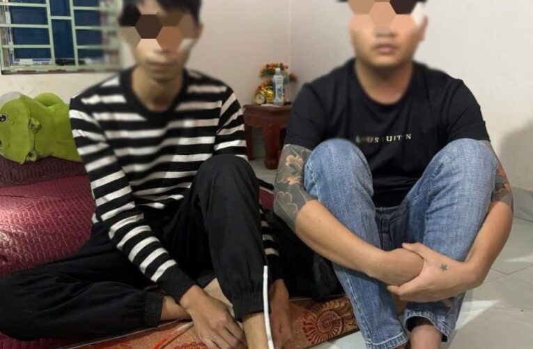 Bắt quả tang 2 huynh đệ kết nghĩa ở xã Đông Thuỵ Anh, Thái Thuỵ (cũ) đang mút chung 1 chai nước