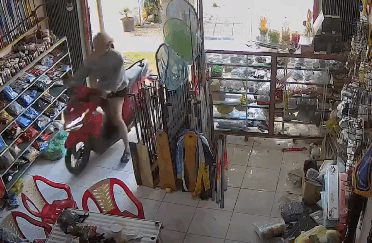 [VIDEO] Em gái chạy trốn CSGT phi xe vào nhà người lạ và cái kết…