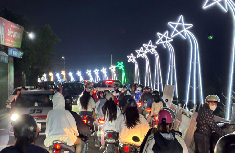 Người dân Hưng Hà háo hức đón Giáng sinh tại các nhà thờ