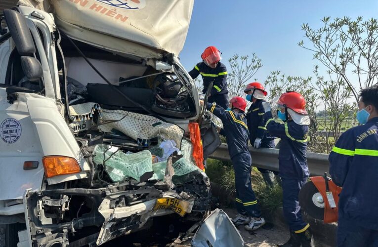 Hưng Yên : Va chạm giữa 2 xe tải tại đường Thái Hà, tháo cabin cứu tài xế mắc kẹt