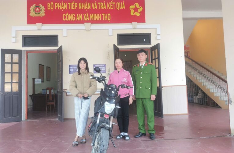 Công an xã Minh Thọ nhanh chóng xác minh, trao trả tài sản cho người dân
