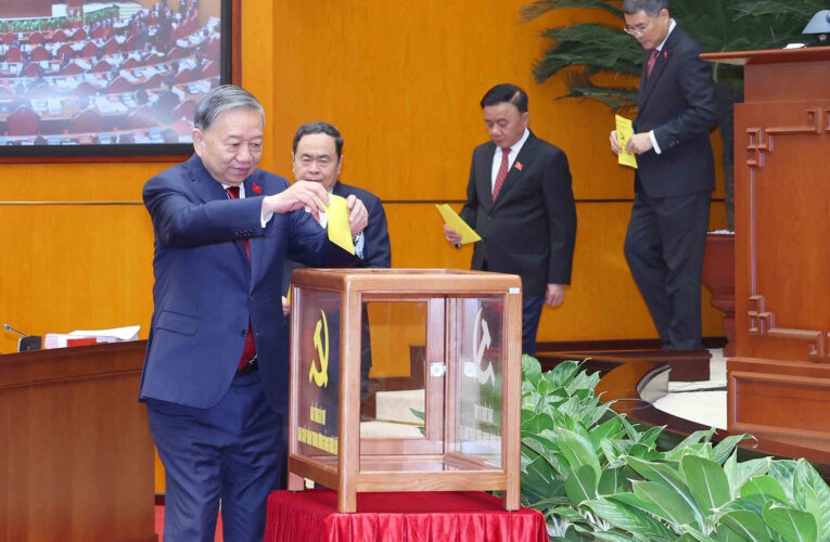 Danh sách 19 ủy viên Bộ Chính trị khóa 14