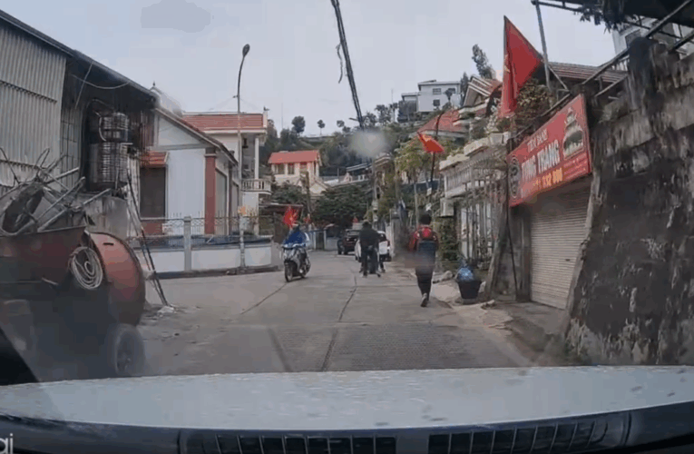 [VIDEO] BẤT NGỜ NHẬN TIN BỐ MẤ.T VÌ TNGT, CON TRAI BẬT KHÓC NỨC NỞ TRÊN XE