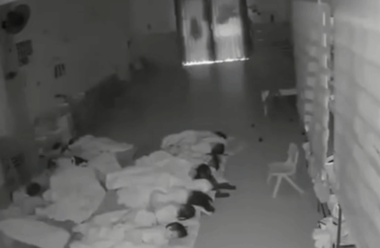 [VIDEO] Các cháu học sinh đang ngủ thì bị trần thạch cao đổ sập rơi trúng, ở Nghệ An!